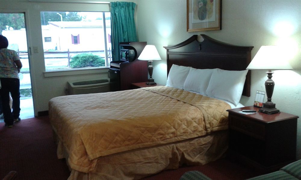 Key West Inn - Newport News Bagian luar foto