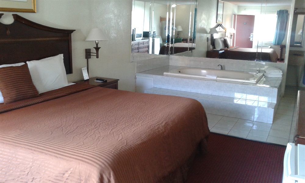 Key West Inn - Newport News Bagian luar foto