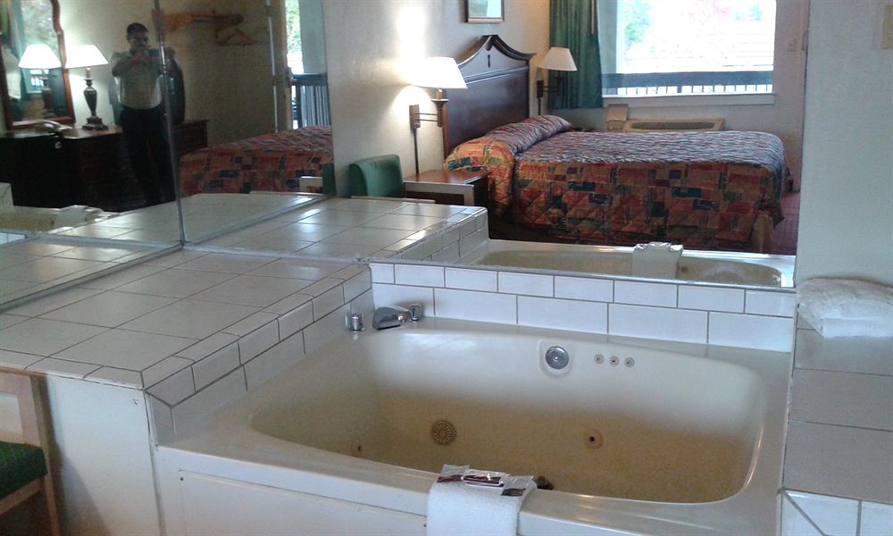 Key West Inn - Newport News Bagian luar foto