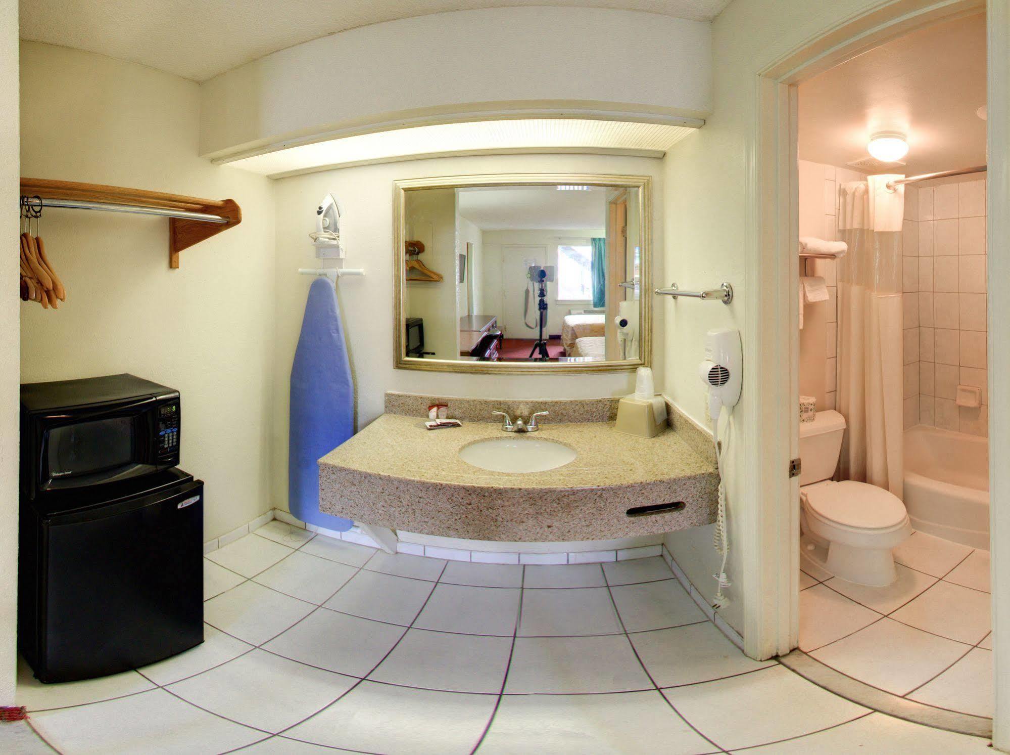 Key West Inn - Newport News Bagian luar foto