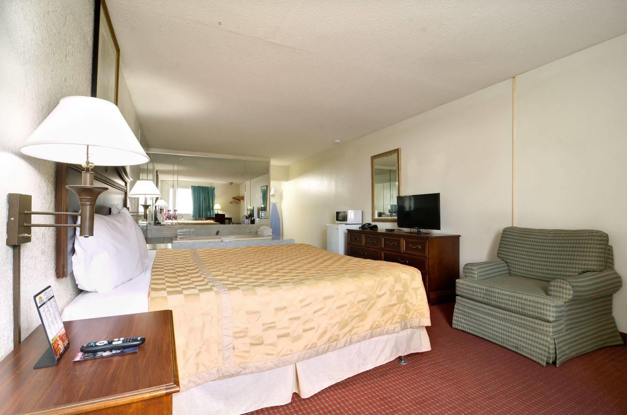 Key West Inn - Newport News Bagian luar foto