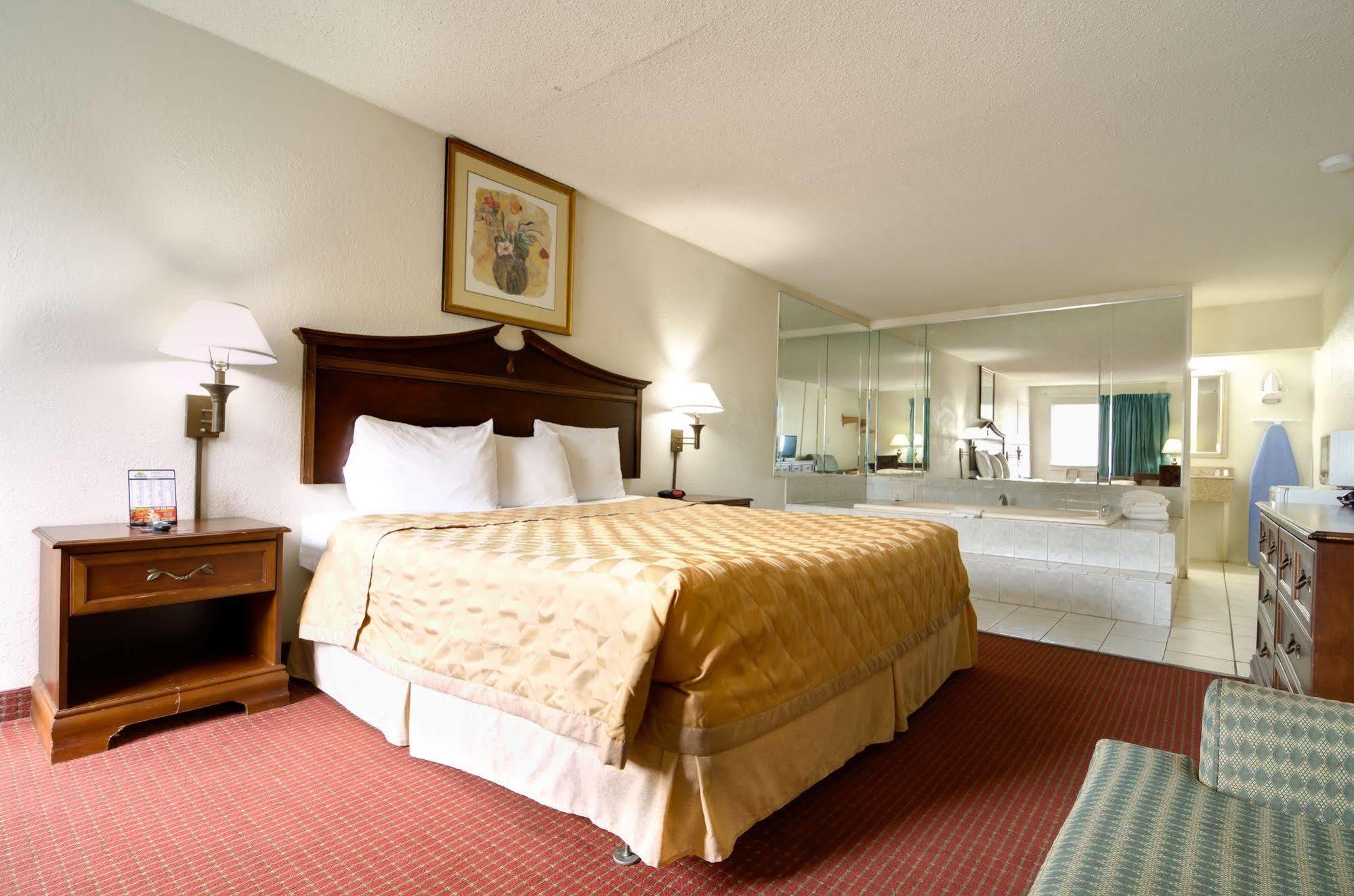 Key West Inn - Newport News Bagian luar foto