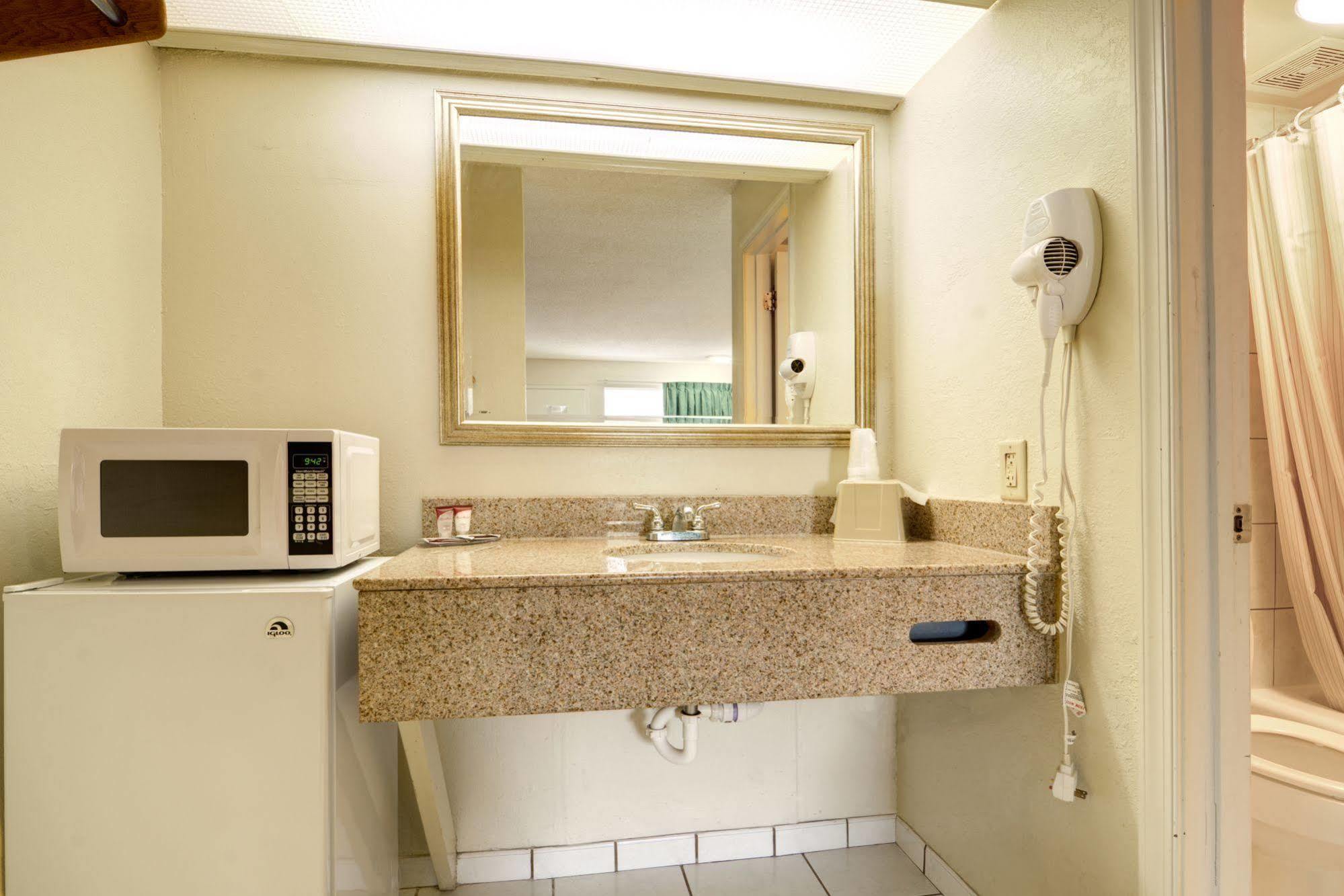Key West Inn - Newport News Bagian luar foto
