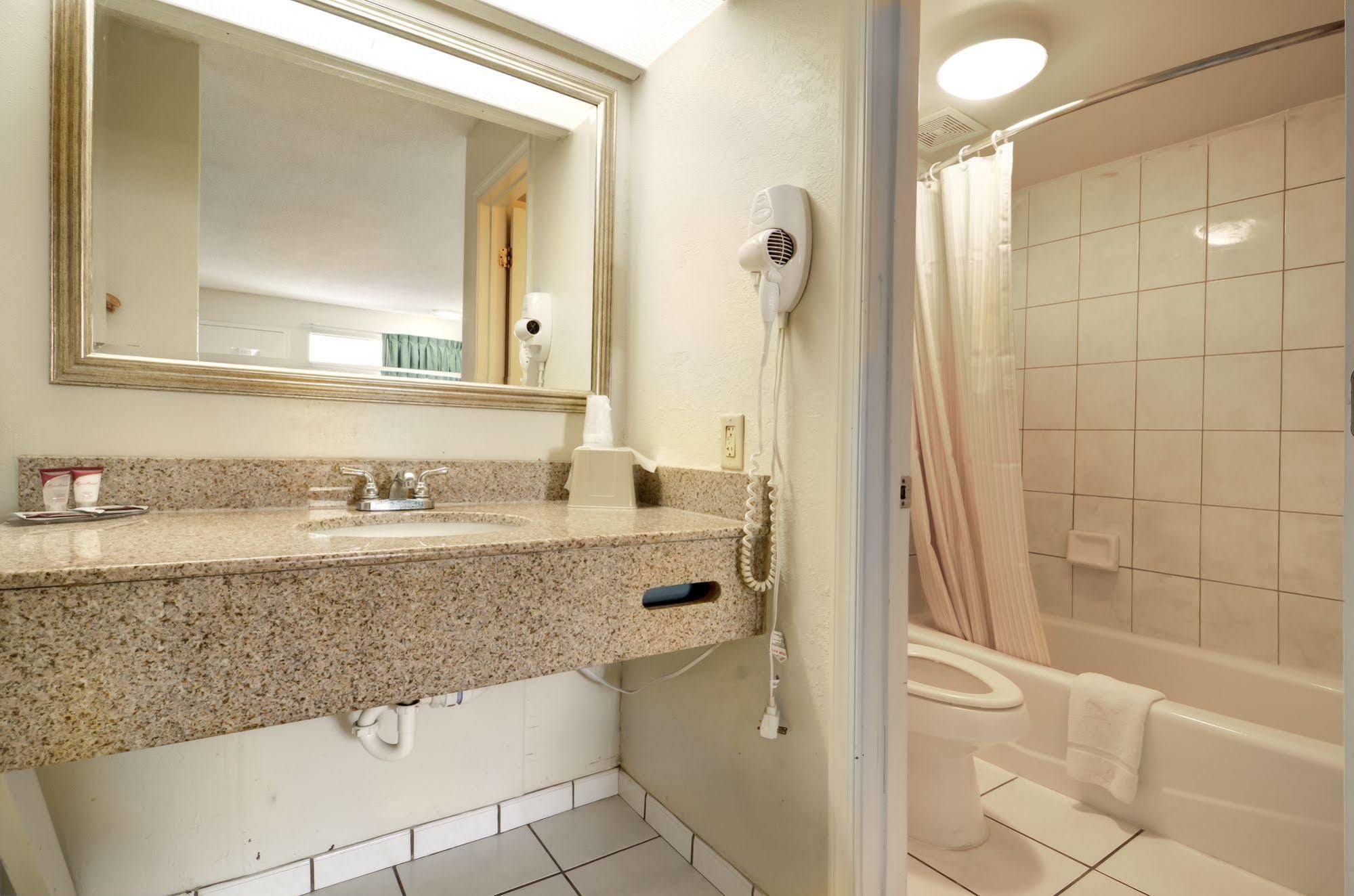 Key West Inn - Newport News Bagian luar foto