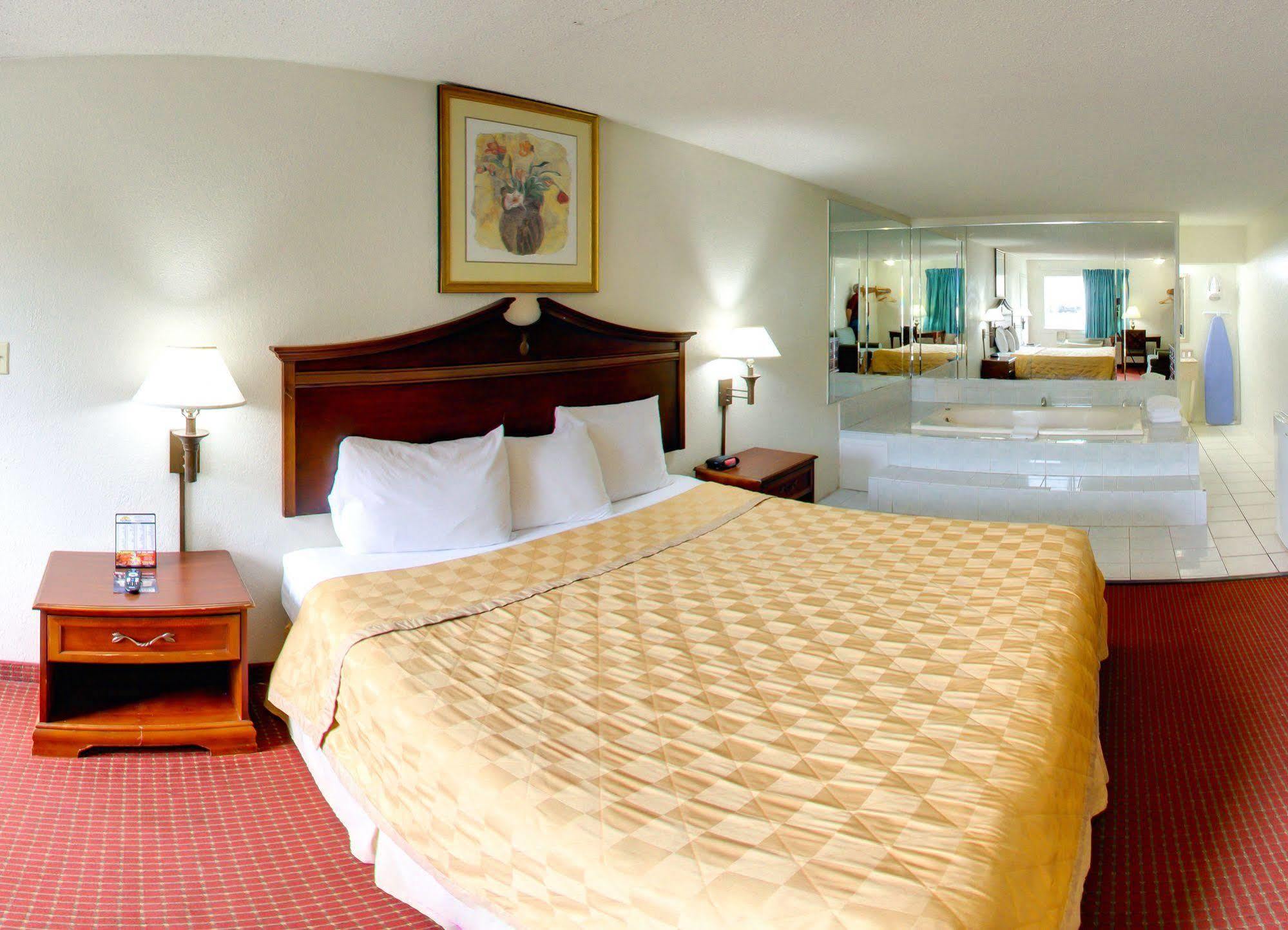 Key West Inn - Newport News Bagian luar foto